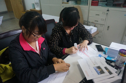 学生助管认真封装信件